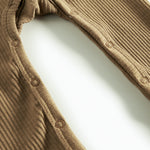 Ribbstrikket brun heldragt til baby i blødt materiale med lange ærmer, lange ben og knapper