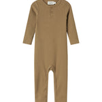 Ribbstrikket brun heldragt til baby i blødt materiale med lange ærmer, lange ben og knapper