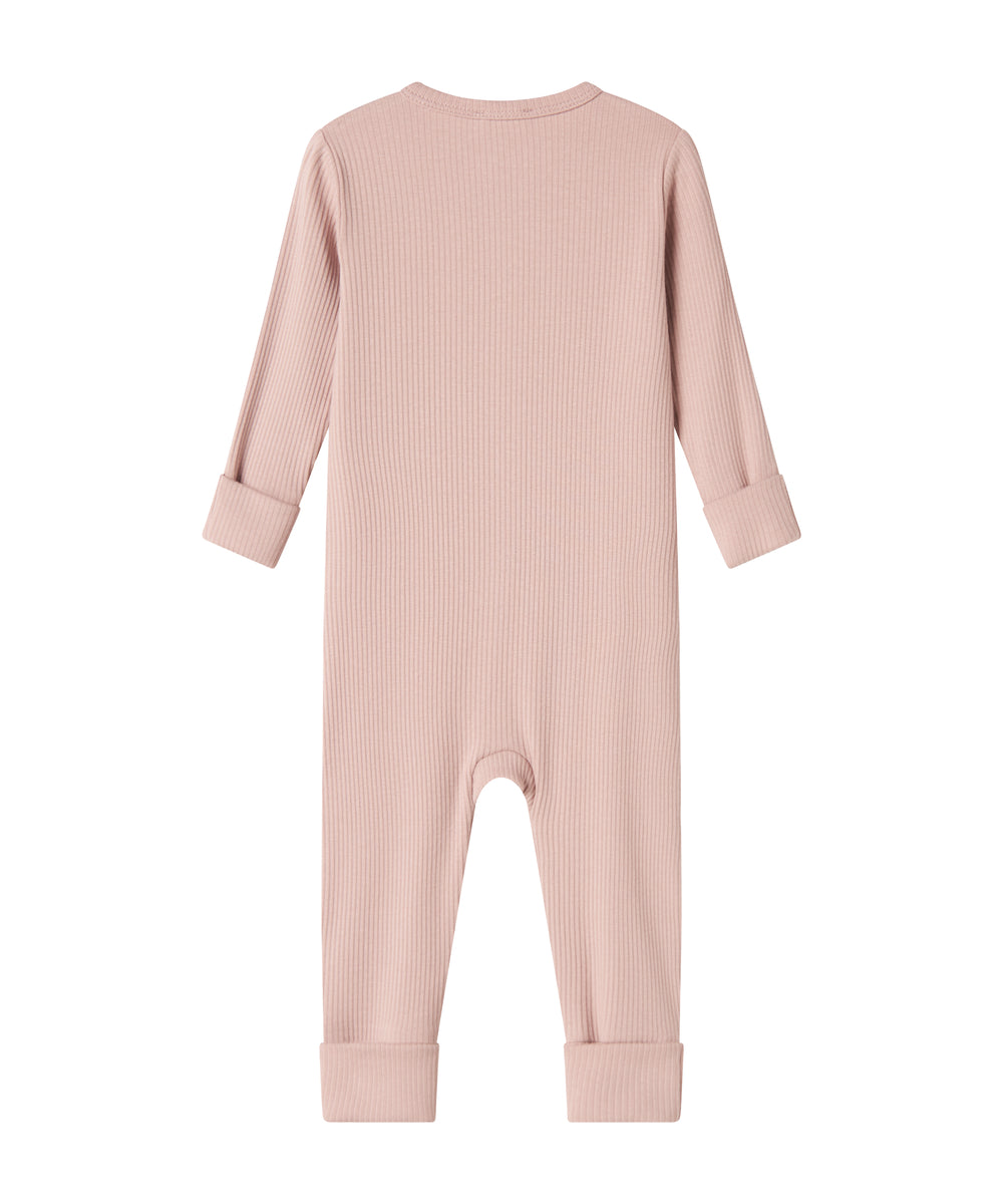 Ribbstrikket lyserød heldragt til baby i blødt materiale med lange ærmer og lange ben og lynlås