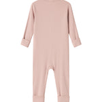 Ribbstrikket lyserød heldragt til baby i blødt materiale med lange ærmer og lange ben og lynlås