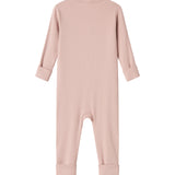 Ribbstrikket lyserød heldragt til baby i blødt materiale med lange ærmer og lange ben og lynlås