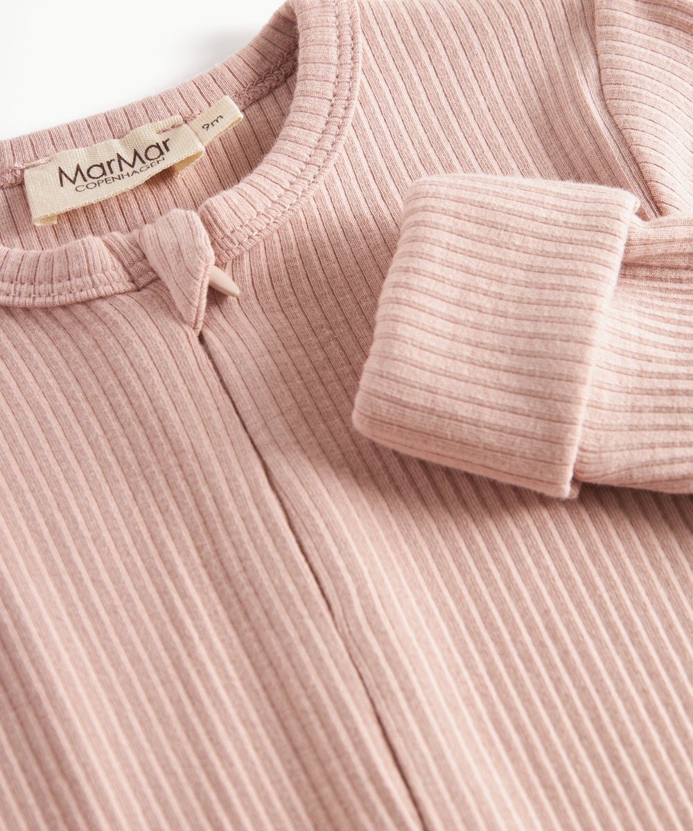 Ribbstrikket lyserød heldragt til baby i blødt materiale med lange ærmer og lange ben og lynlås