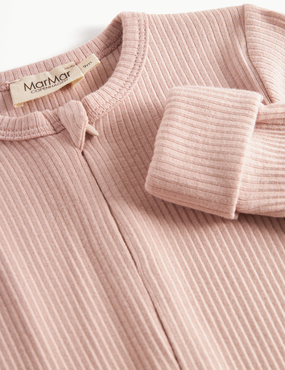 Ribbstrikket lyserød holdragt til baby i blødt materiale med lange ærmer og lange ben og lynlås