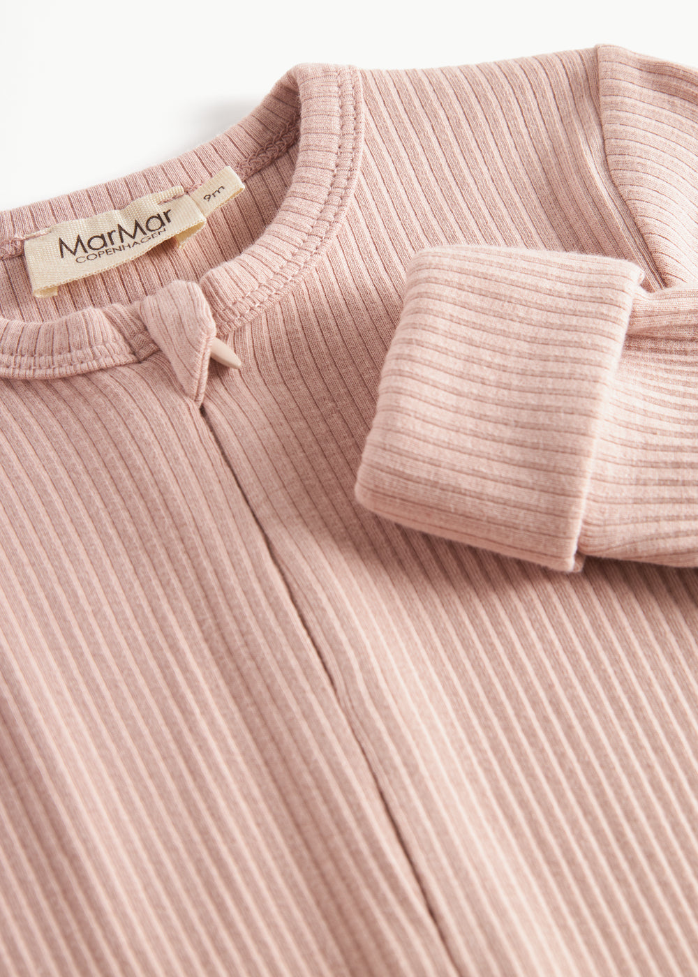 Ribbstrikket lyserød heldragt til baby i blødt materiale med lange ærmer og lange ben og lynlås