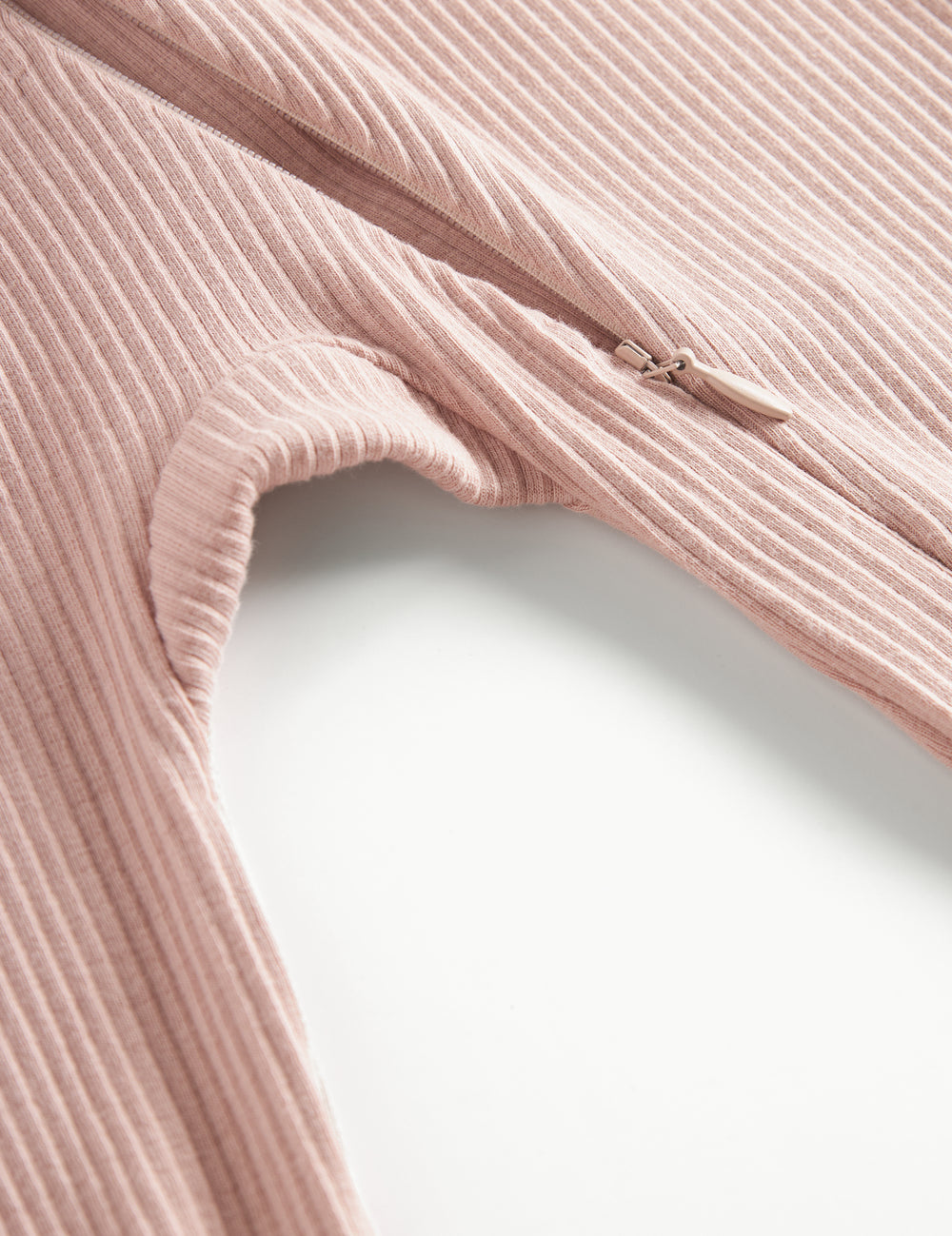 Ribbstrikket lyserød holdragt til baby i blødt materiale med lange ærmer og lange ben og lynlås