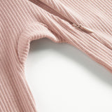 Ribbstrikket lyserød heldragt til baby i blødt materiale med lange ærmer og lange ben og lynlås