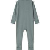 Grøn ribstrikket heldragt med lange ærmer og ben til baby