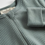 Grøn ribstrikket heldragt med lange ærmer og ben til baby