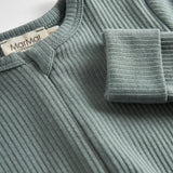 Grøn ribstrikket heldragt med lange ærmer og ben til baby