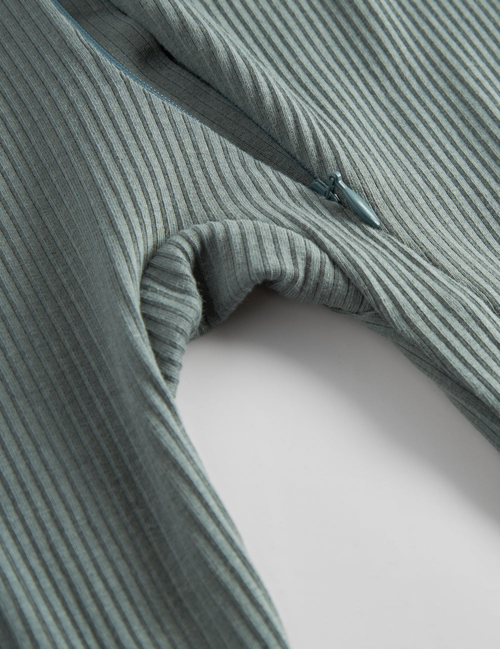 Grøn ribstrikket holdt med lange ærmer og ben til baby