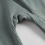 Grøn ribstrikket heldragt med lange ærmer og ben til baby