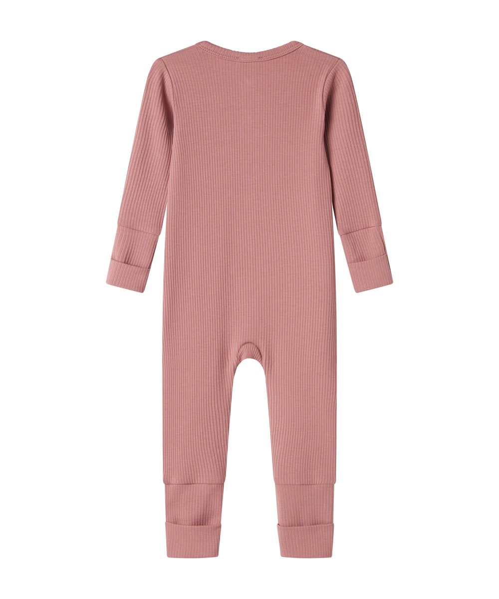 Lyserød ribstrikket heldragt med lange ærmer og ben til baby