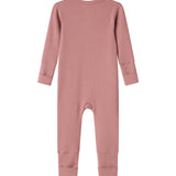 Lyserød ribstrikket heldragt med lange ærmer og ben til baby