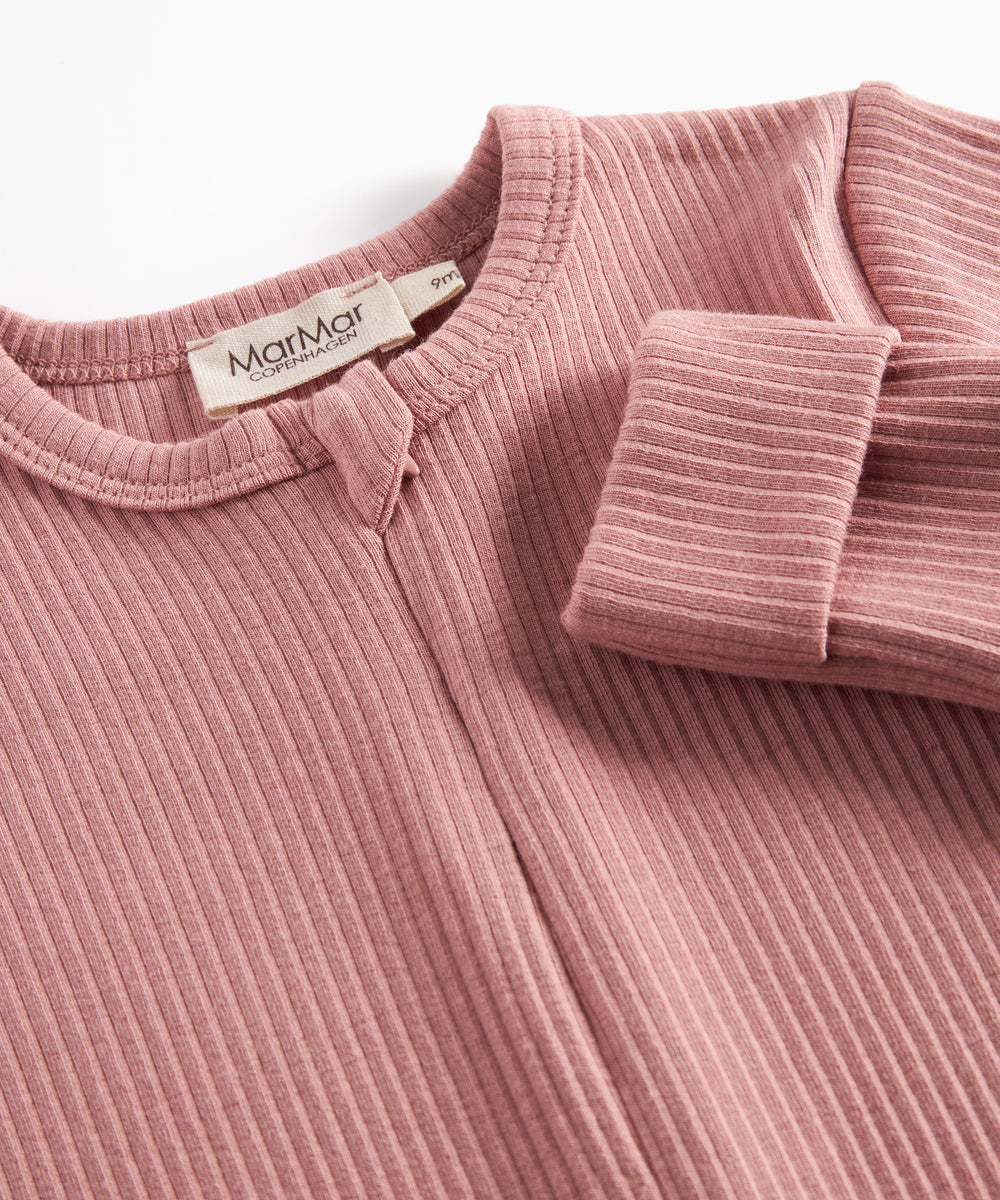 Lyserød ribstrikket heldragt med lange ærmer og ben til baby