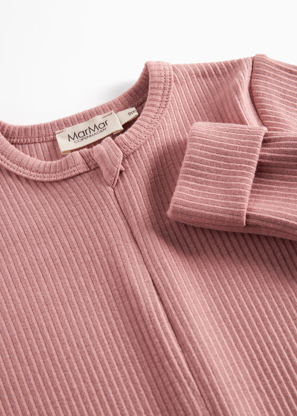 Lyserød ribstrikket heldragt med lange ærmer og ben til baby