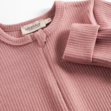 Lyserød ribstrikket heldragt med lange ærmer og ben til baby