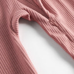 Lyserød ribstrikket heldragt med lange ærmer og ben til baby