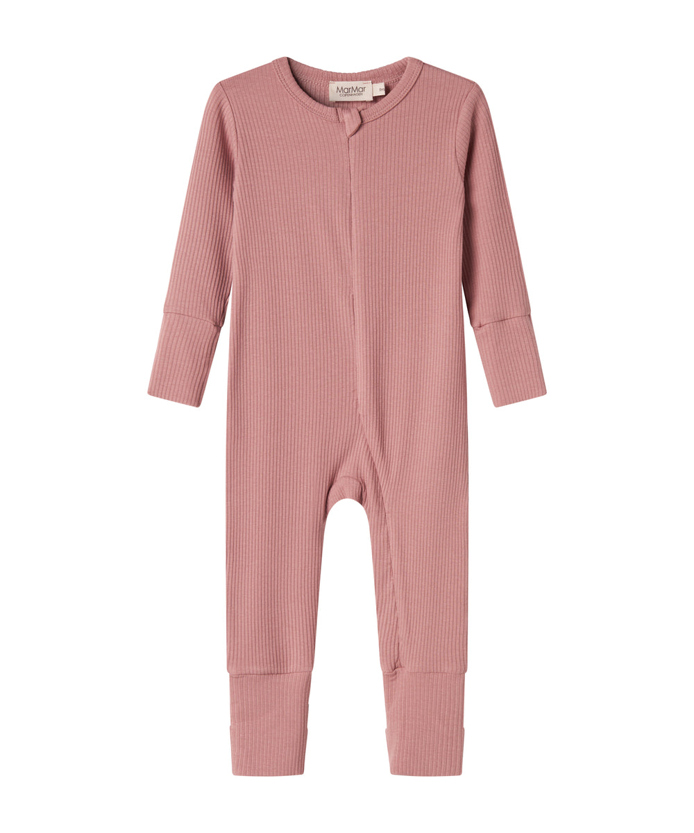 Lyserød ribstrikket heldragt med lange ærmer og ben til baby