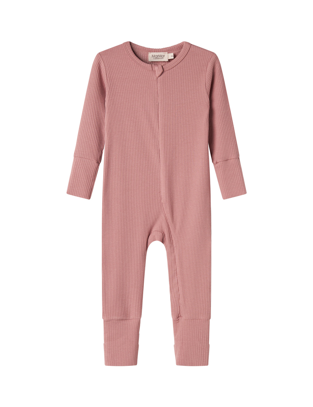 Lyserød ribstrikket holdt med lange lange ærmer og tiltil baby