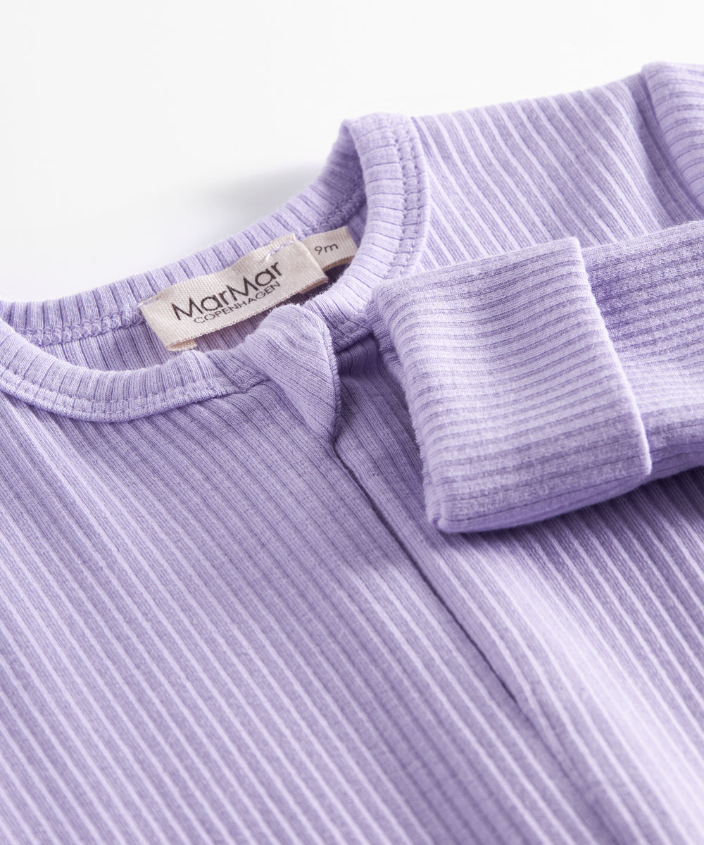 Ribbstrikket lys lilla heldragt til baby i blødt materiale med lange ærmer og lange ben og lynlås