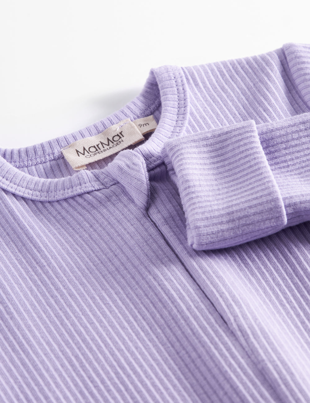 Ribbstrikket lys lilla holdragt til baby i blødt materiale med lange ærmer og lange ben og lynlås