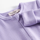 Ribbstrikket lys lilla heldragt til baby i blødt materiale med lange ærmer og lange ben og lynlås
