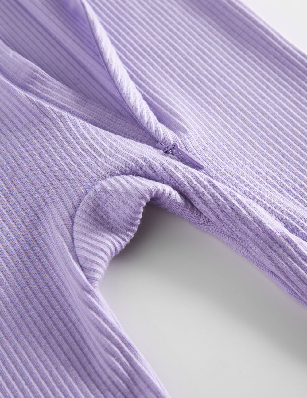 Ribbstrikket lys lilla heldragt til baby i blødt materiale med lange ærmer og lange ben og lynlås