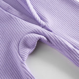 Ribbstrikket lys lilla heldragt til baby i blødt materiale med lange ærmer og lange ben og lynlås