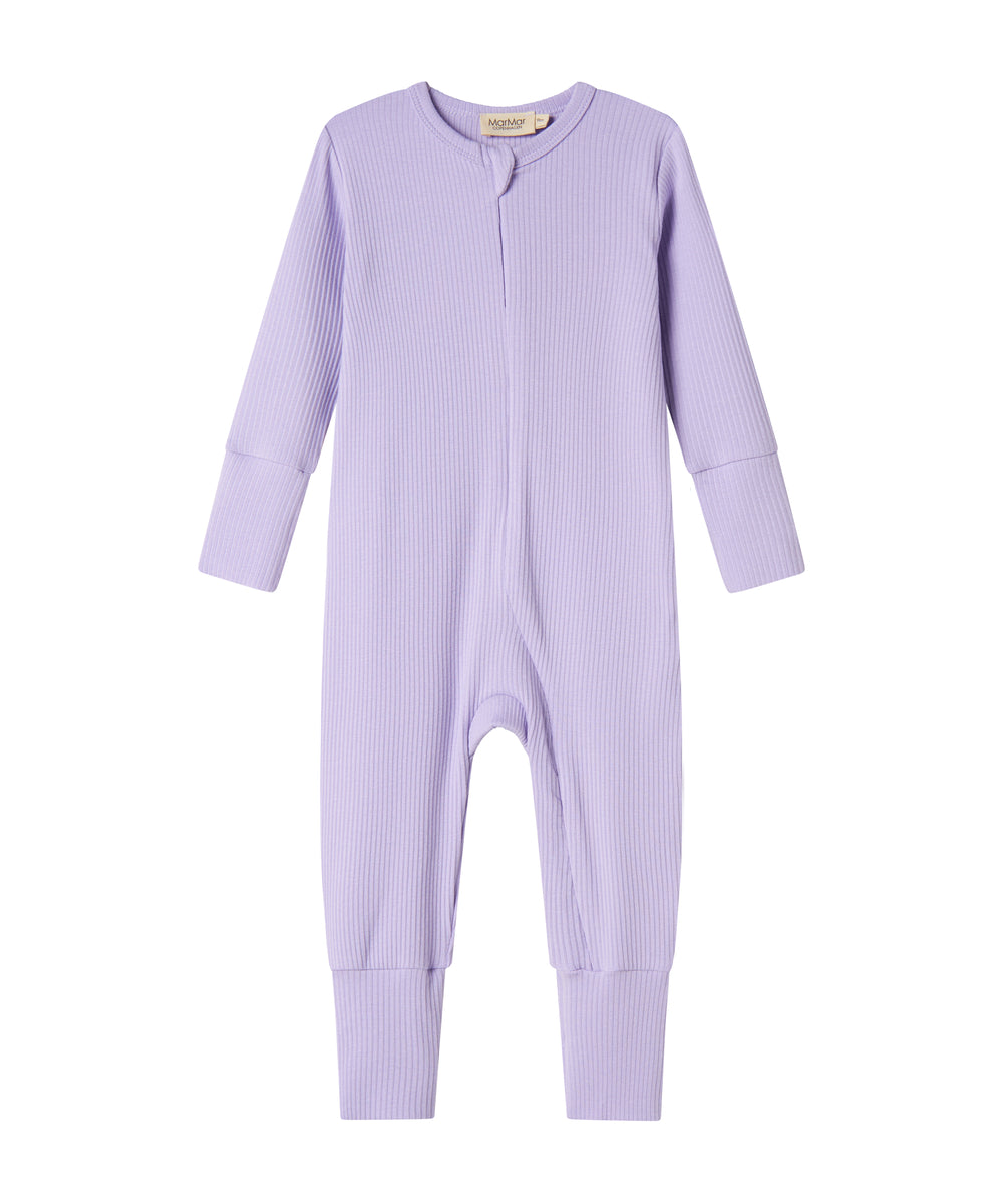 Ribbstrikket lys lilla heldragt til baby i blødt materiale med lange ærmer og lange ben og lynlås