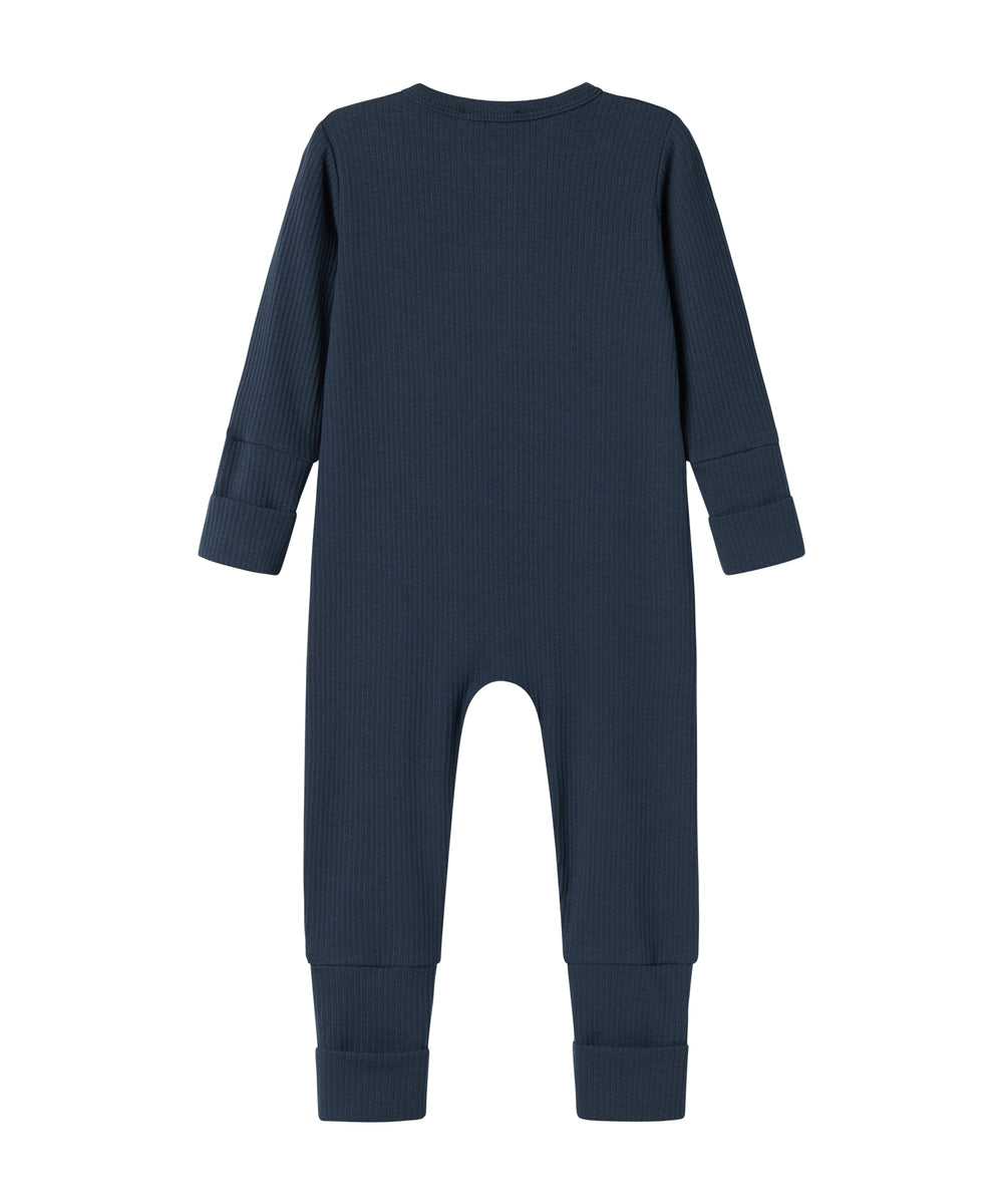 Ribbstrikket blå heldragt til baby i blødt materiale med lange ærmer og lange ben og lynlås