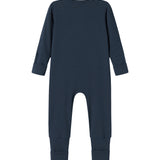 Ribbstrikket blå heldragt til baby i blødt materiale med lange ærmer og lange ben og lynlås