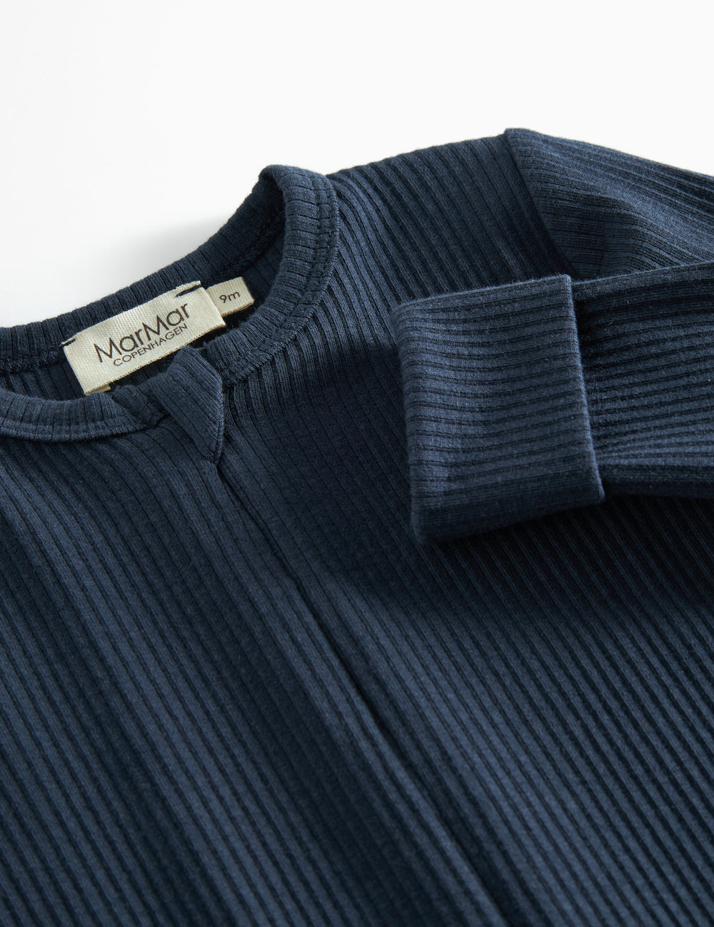 Ribbstrikket blå holdtt til baby i iødtdt mater med langeærmer og lange ben og lynlås