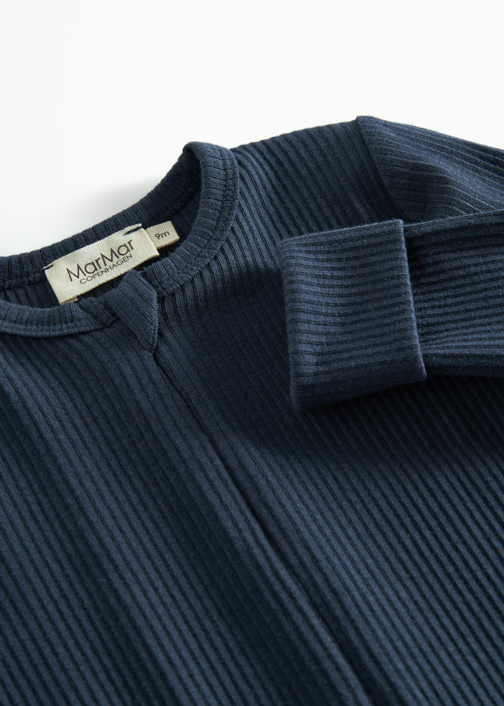 Ribbstrikket blå heldragt til baby i blødt materiale med lange ærmer og lange ben og lynlås