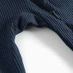 Ribbstrikket blå heldragt til baby i blødt materiale med lange ærmer og lange ben og lynlås