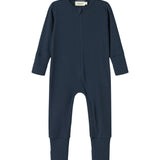Ribbstrikket blå heldragt til baby i blødt materiale med lange ærmer og lange ben og lynlås