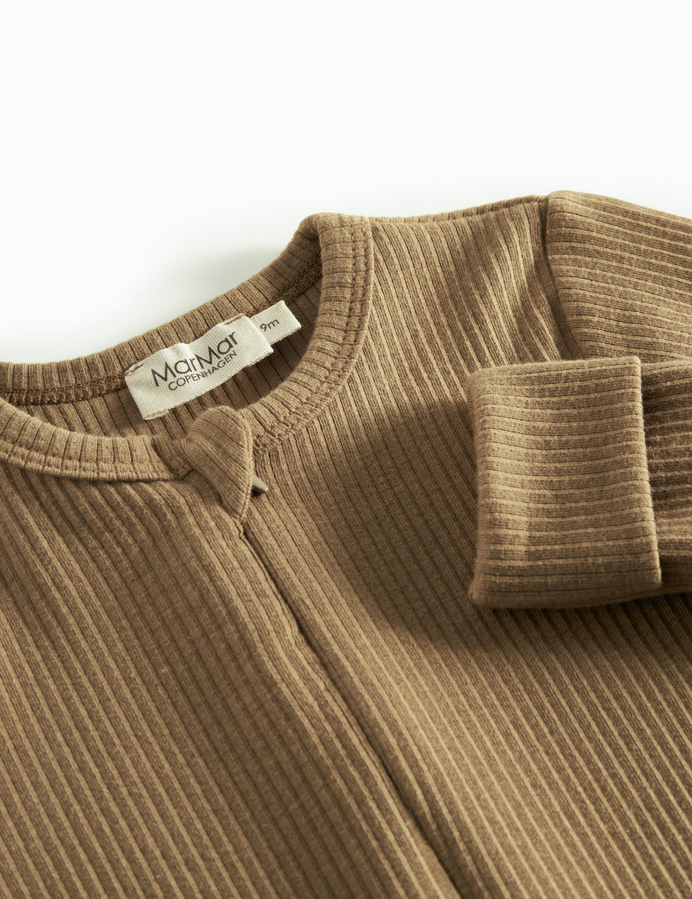 Ribbstrikket brun holdragt til baby i blødt materiale med lange ærmer og lange ben og lynlås