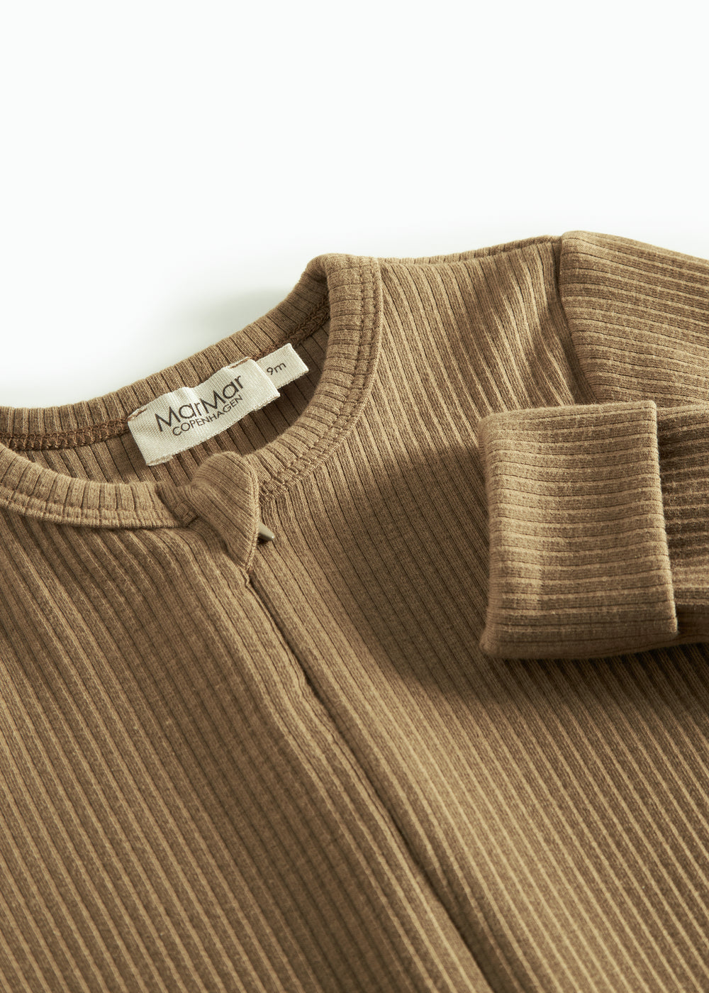 Ribbstrikket brun heldragt til baby i blødt materiale med lange ærmer og lange ben og lynlås