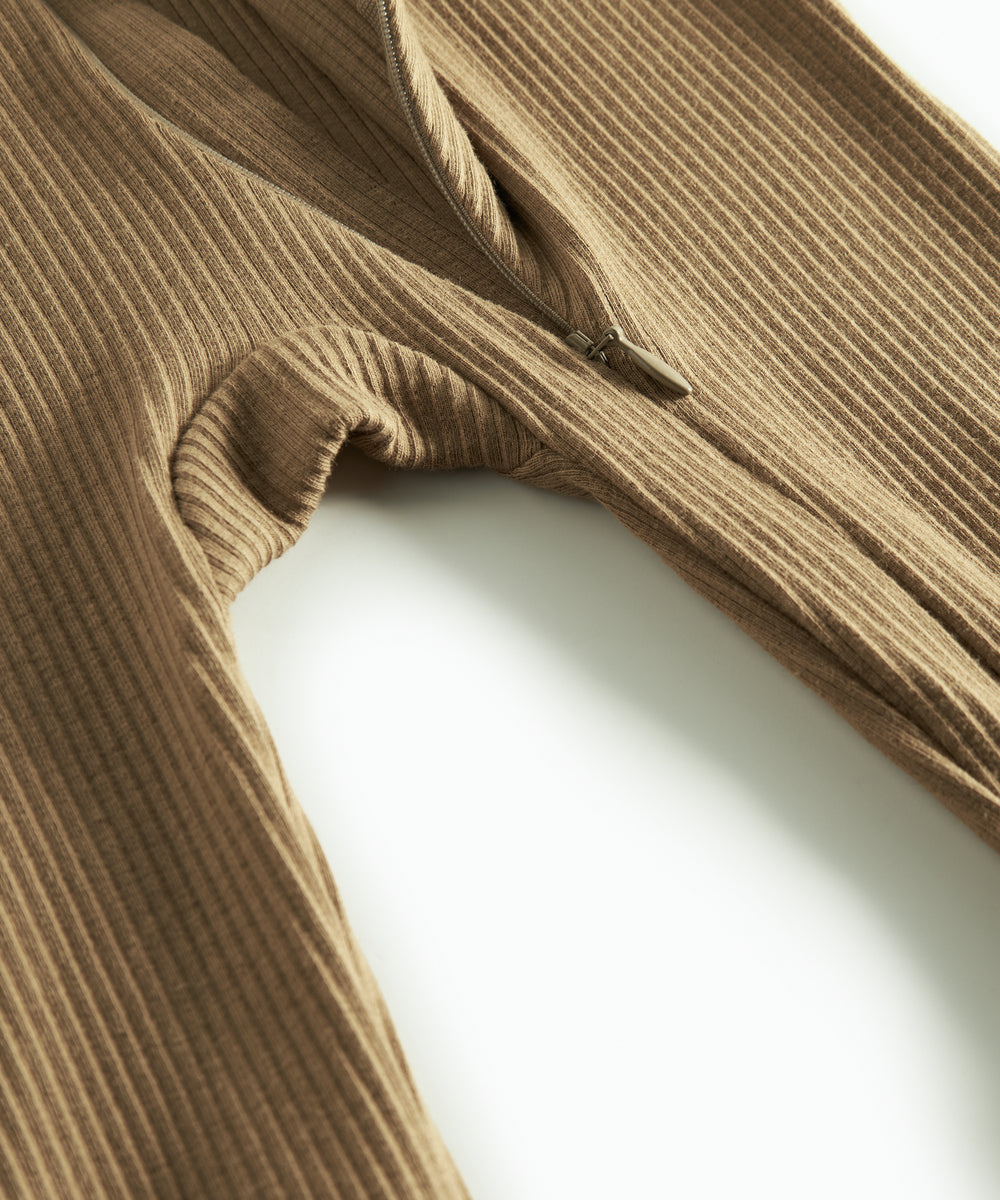 Ribbstrikket brun heldragt til baby i blødt materiale med lange ærmer og lange ben og lynlås