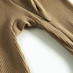 Ribbstrikket brun heldragt til baby i blødt materiale med lange ærmer og lange ben og lynlås