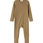 Ribbstrikket brun heldragt til baby i blødt materiale med lange ærmer og lange ben og lynlås