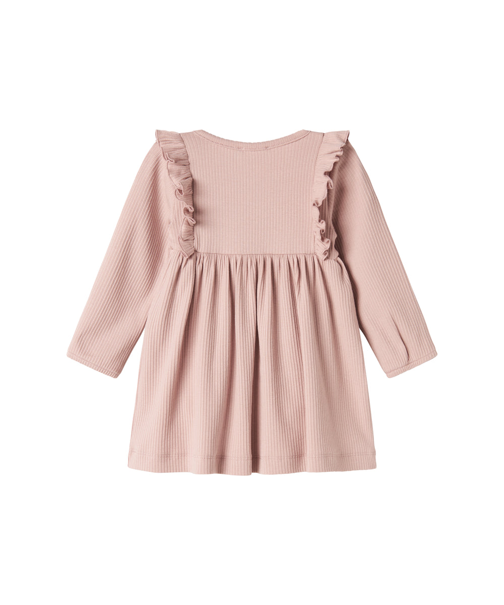 Lyserød ribstrikket kjole til børn med flæsedetaljer og lange ærmer