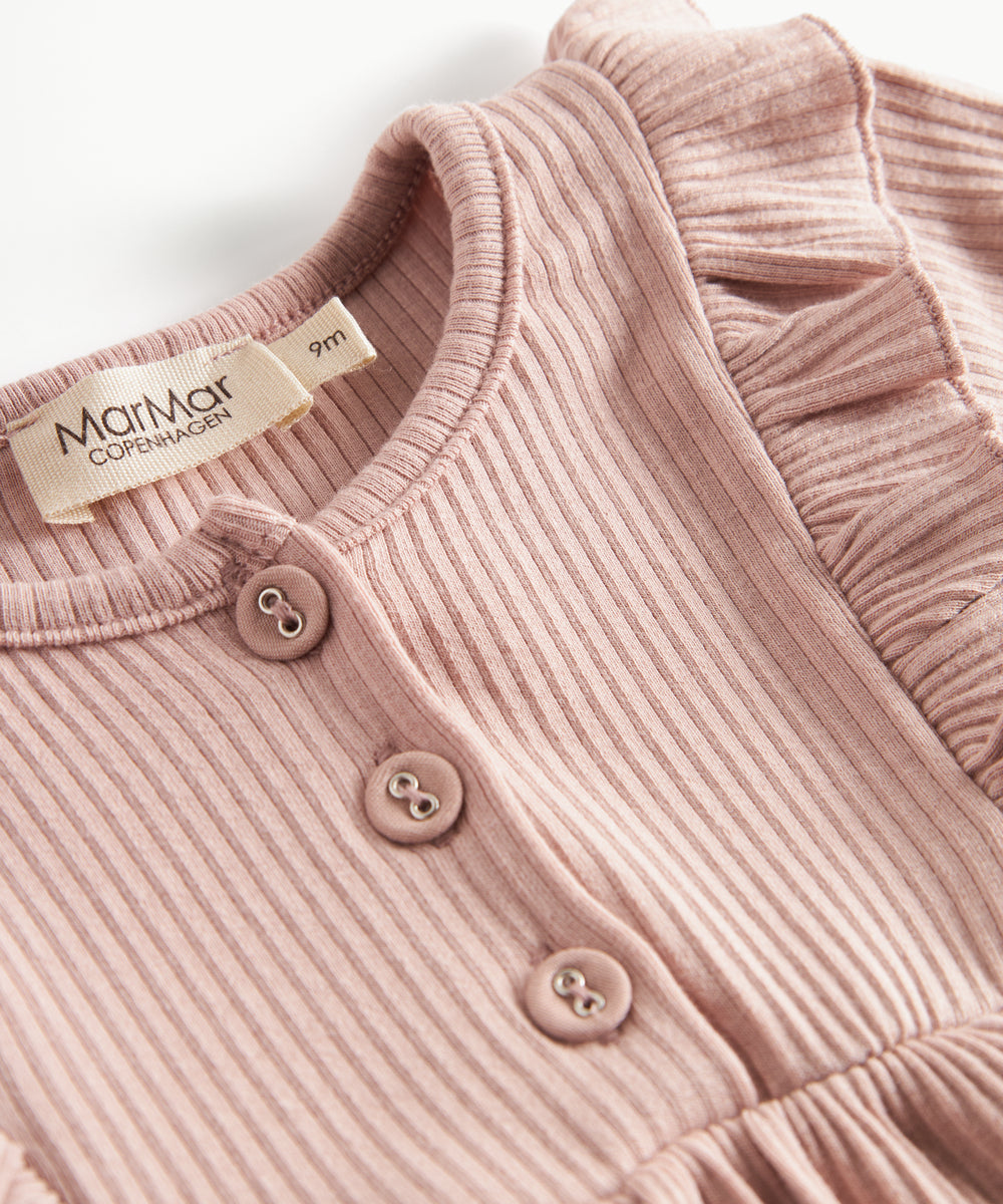 Lyserød ribstrikket kjole til børn med flæsedetaljer og lange ærmer