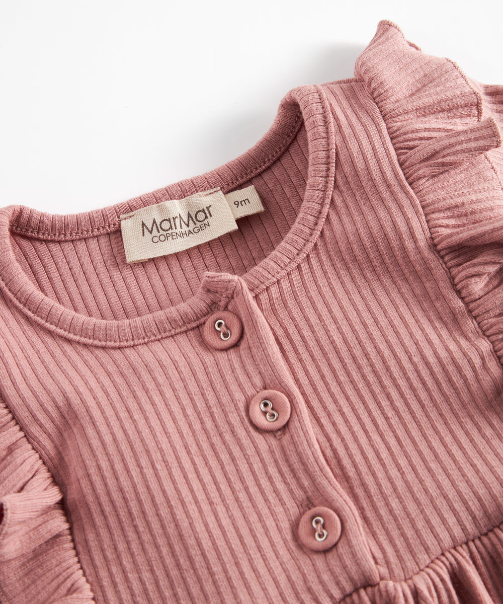 Lyserød ribstrikket kjole med lange ærmer, knapper og flæser til børn