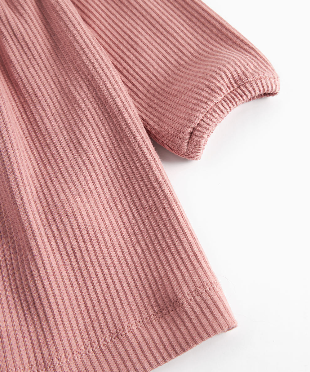 Lyserød ribstrikket kjole med lange ærmer, knapper og flæser til børn