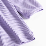 Lilla ribstrikket kjole til børn med flæsedetaljer og lange ærmer