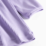 Lilla ribstrikket kjole til børn med flæsedetaljer og lange ærmer