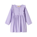 Lilla ribstrikket kjole til børn med flæsedetaljer og lange ærmer
