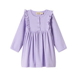 Lilla ribstrikket kjole til børn med flæsedetaljer og lange ærmer