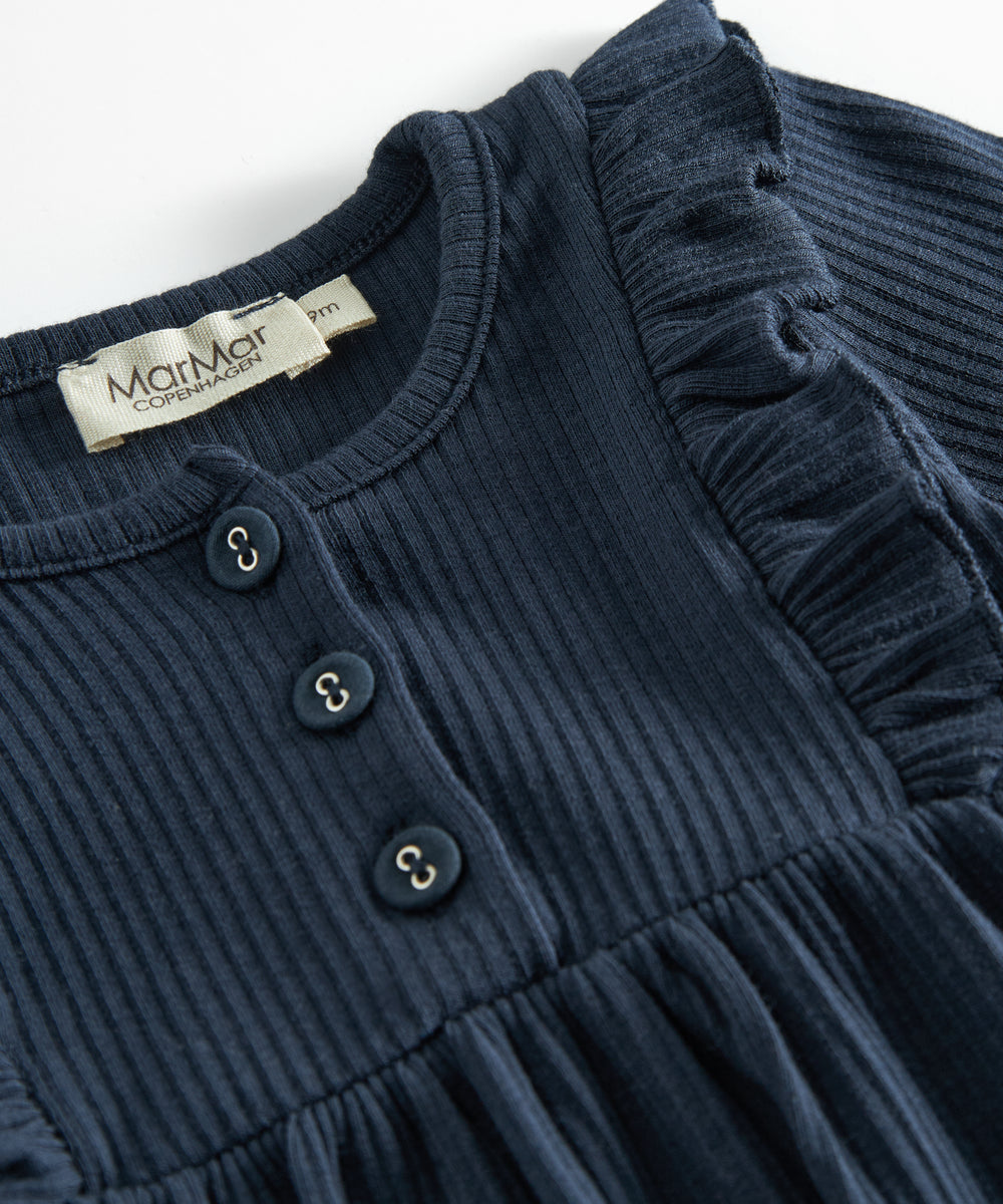 Mørkeblå ribstrikket kjole til børn med flæsedetaljer og lange ærmer