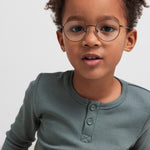 Dreng iført grøn ribbstikket t-shirt med knapper og briller